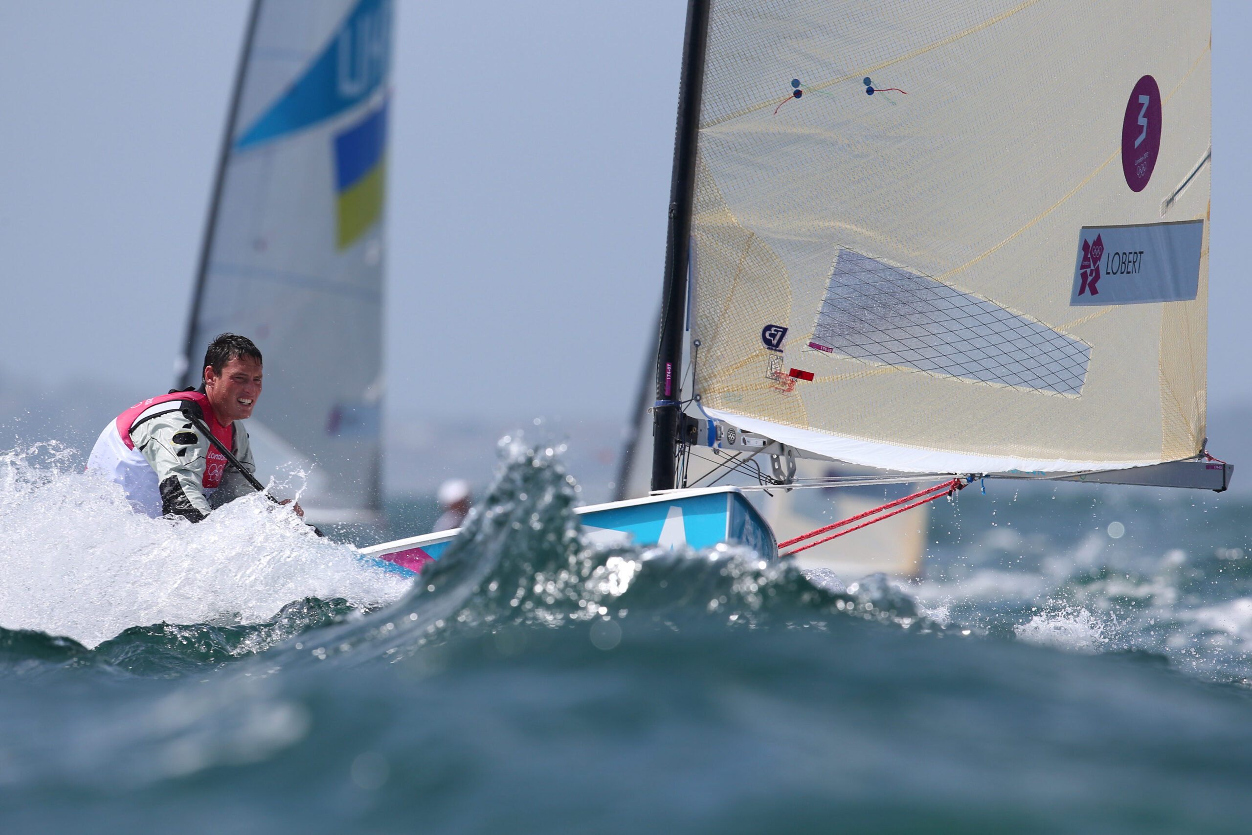 Jonathan Lobert en action sur son Finn pendant une régate olympique