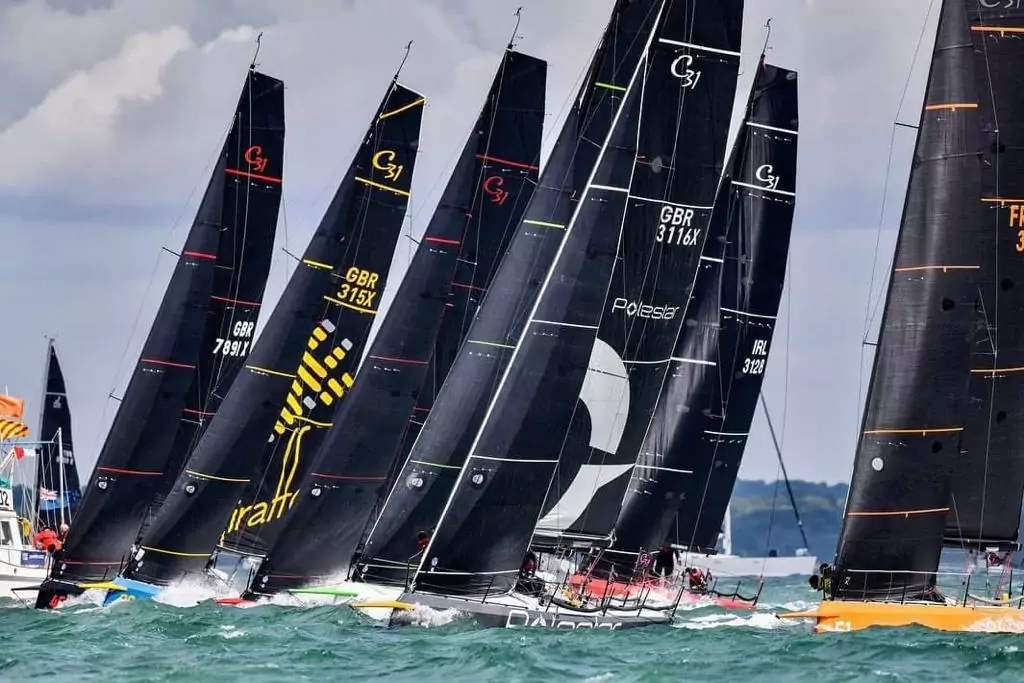 Sailing race start symbolizing teamwork and decision-making under pressure in Jonathan Lobert’s workshops