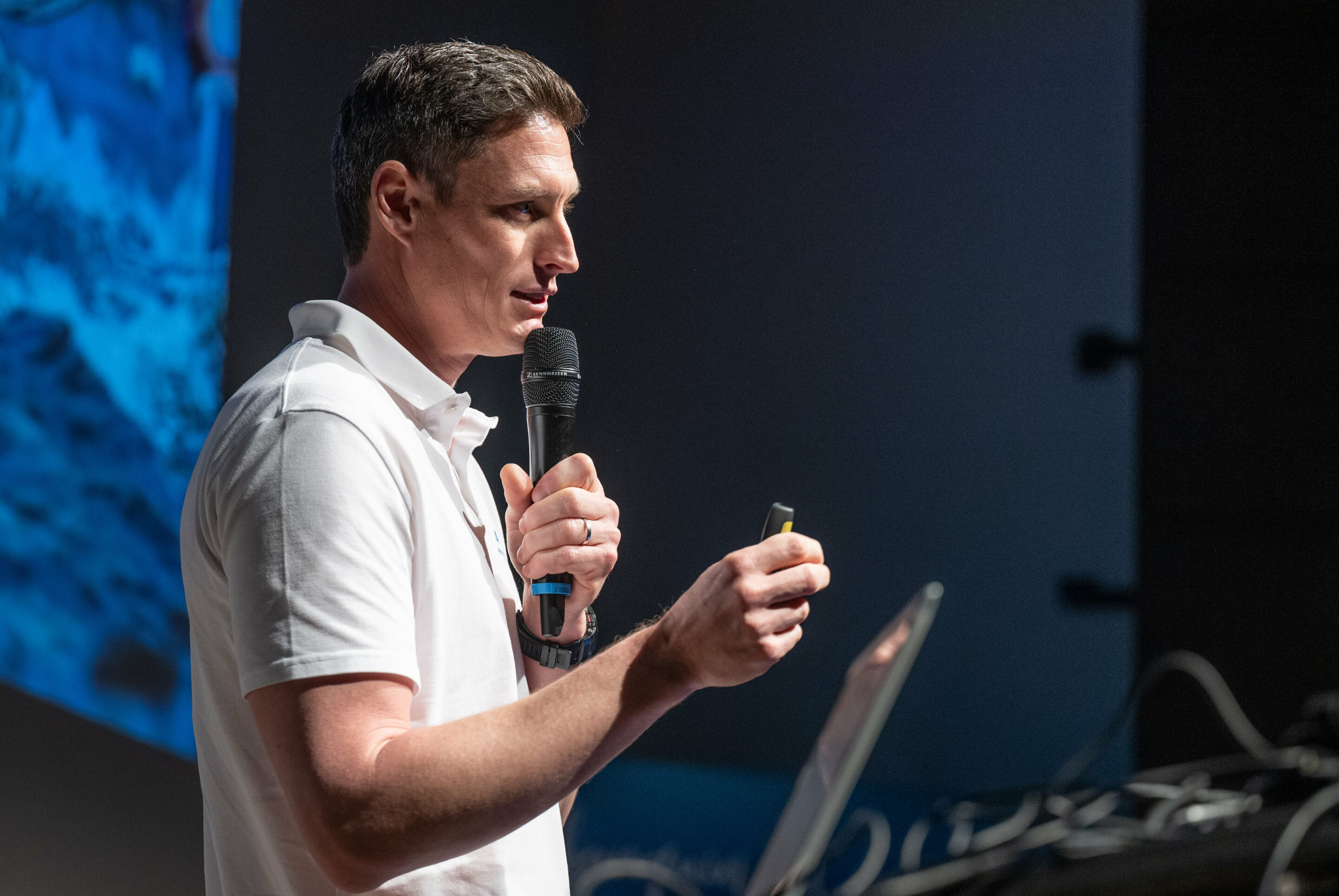 Jonathan Lobert, conférencier olympique, anime une conférence inspirante sur le leadership et la performance collective